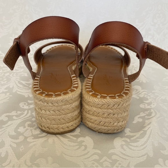 Woman’s Platform Brown Woven Sandals - Picture 5 of 9